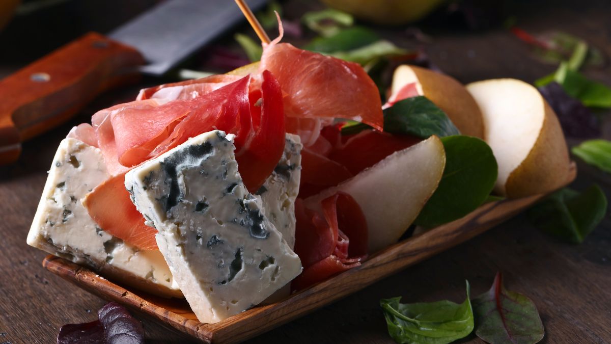 Blue Cheese Prosciutto and Apple Salad