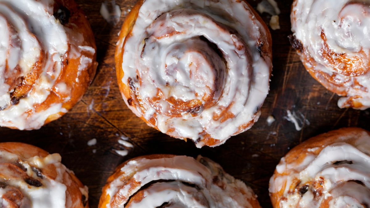Rhodes Cinnamon Rolls With Vanilla Pudding [Recipe]