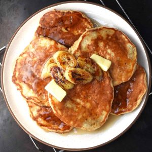 banana pancakes with yogurt
